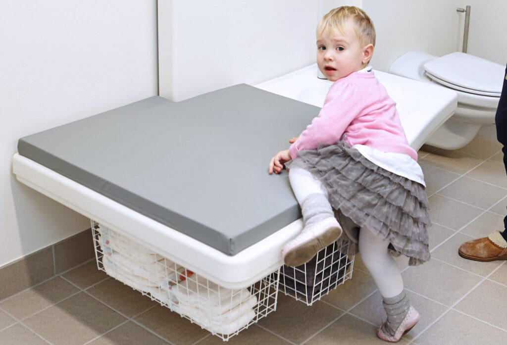 maxi2 changing table with child