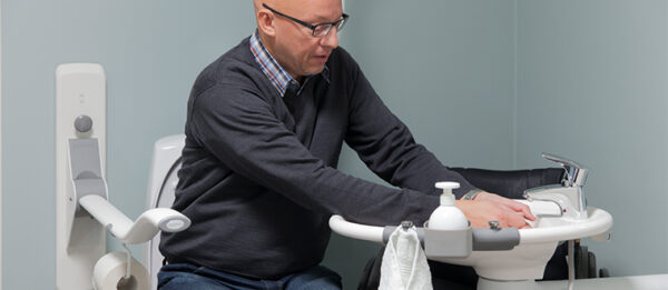 Ropox UK SwingLine washbasin / håndvask wheelchair user
