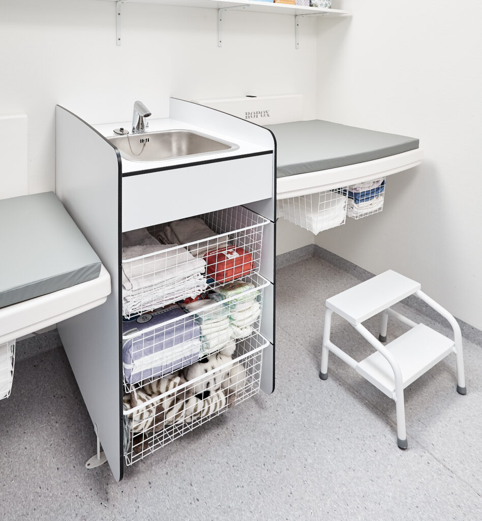 Children can climb on the medi2 changing table