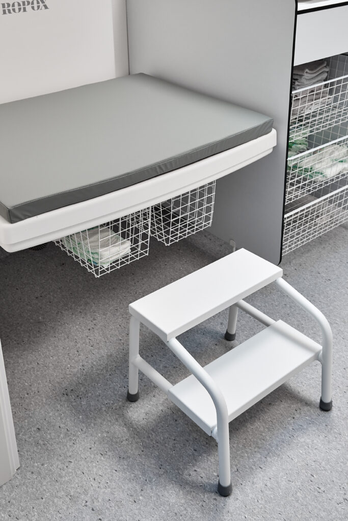 medi2 daycare changing table